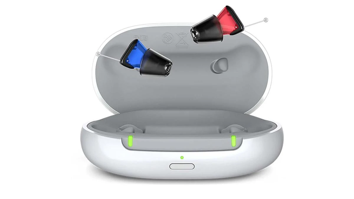 portable-charger-silk_with-silk-chgo-ix-out_led-on_shadow_1920x1080